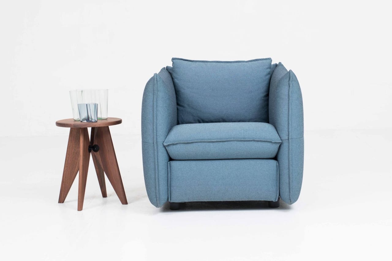 Vitra Mariposa Club Sessel von Edward Barber & Jay Osgerby in blauem Stoffbezug