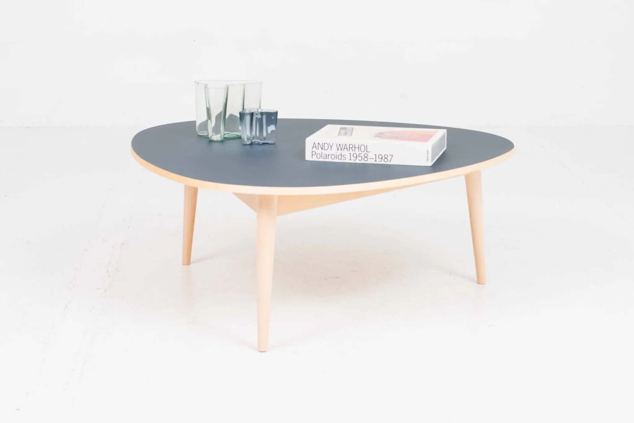 Wb form Dreirundtisch Couchtisch von Max Bill in Smokey Blue