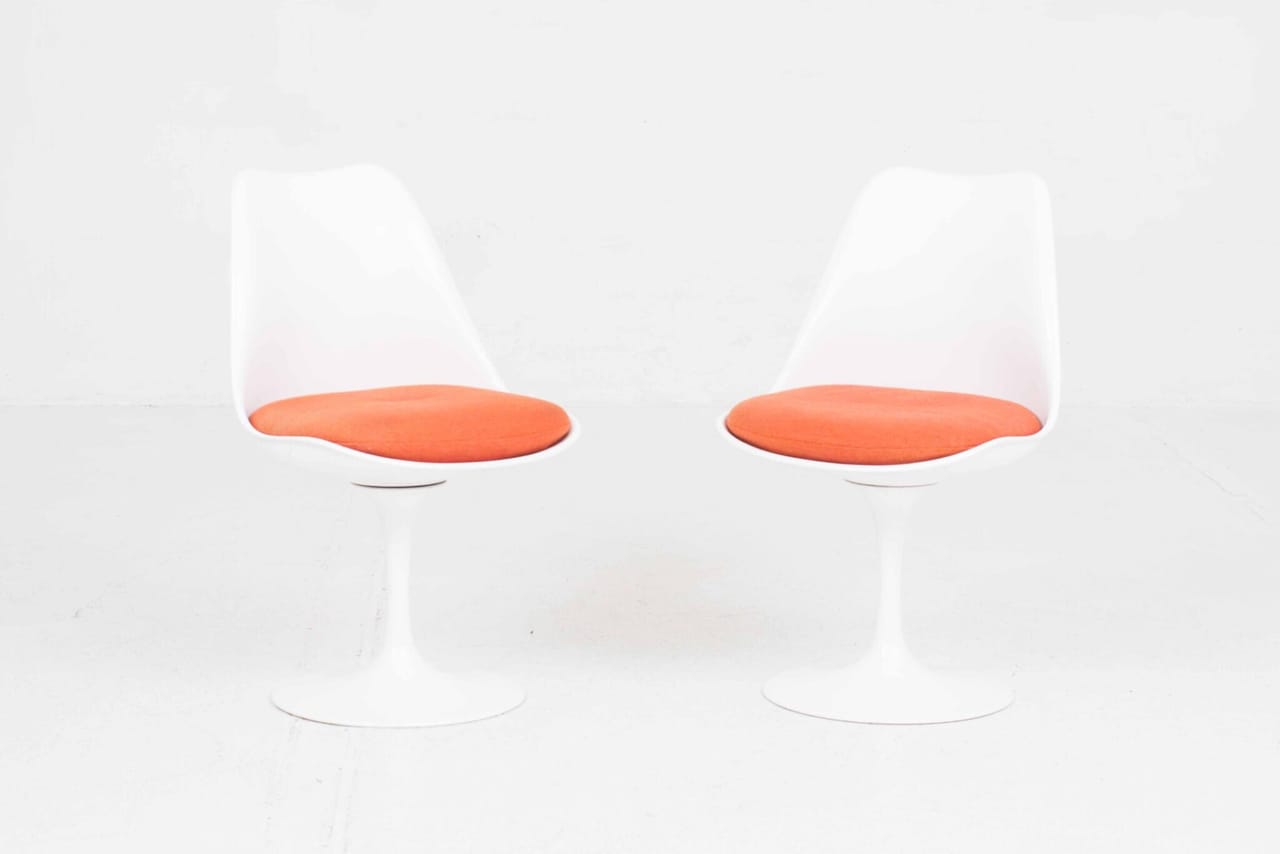 Knoll International Tulip Stuhl von Eero Saarinen mit orangem Sitzkissen